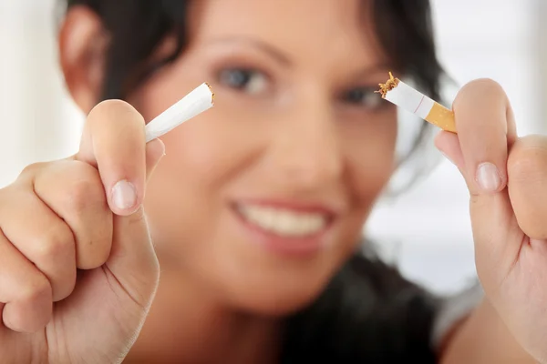 Ung kvinna quiting rökning — Stockfoto