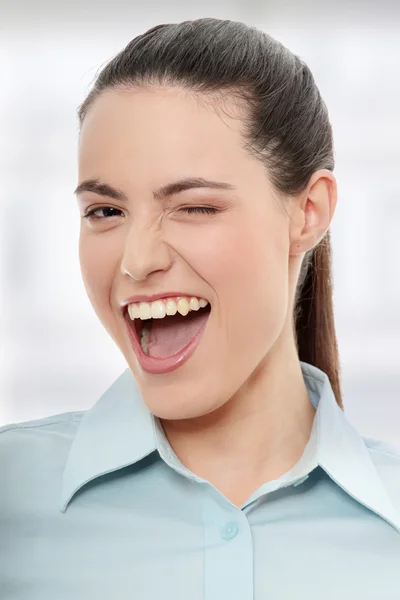 Kobieta z wielkim uśmiechem miga — Zdjęcie stockowe