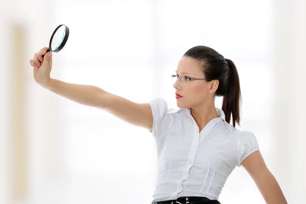 Business woman holding förstoringsglas — Stockfoto