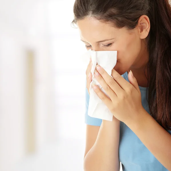 Mulher adolescente com alergia ou frio — Fotografia de Stock