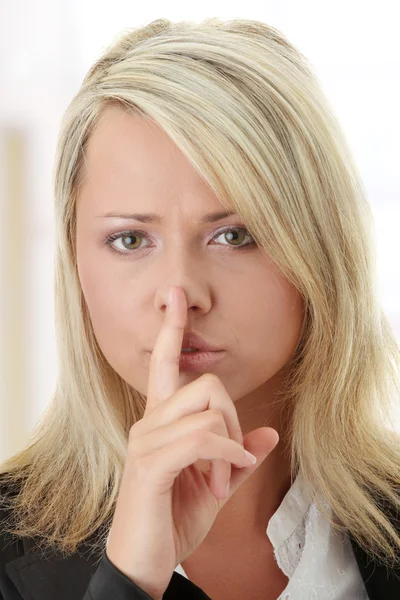Affärskvinna med finger på läppar. — Stockfoto