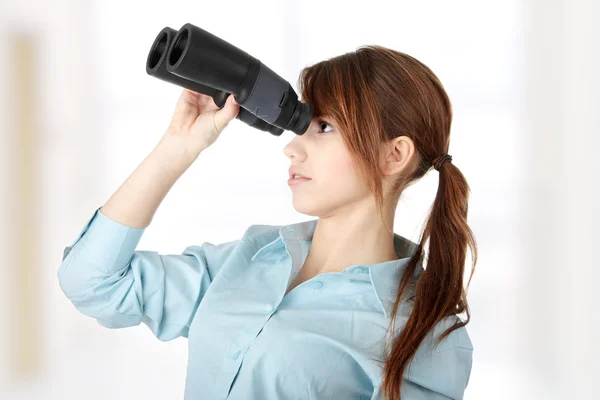 Jovem empresária com binocular — Fotografia de Stock