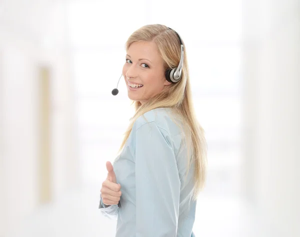 Mujer del centro de llamadas con auriculares —  Fotos de Stock