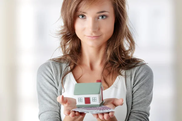 Wanita memegang euro tagihan dan model rumah — Stok Foto