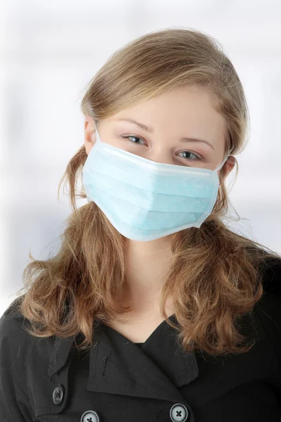 'domuz gribi' enfeksiyonu önlemek için bir maske takarak bir model. — Stok fotoğraf