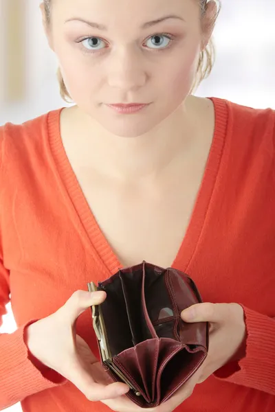 Fiatal nő mutat üres pénztárca — Stock Fotó