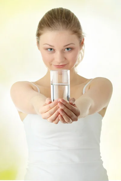 Młoda kobieta picie zimnej wody słodkiej — Zdjęcie stockowe