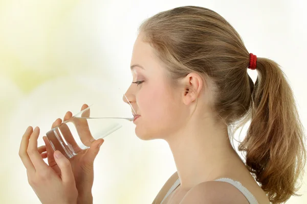Giovane donna che beve acqua fredda fresca — Foto Stock