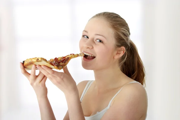 Mujer joven comiendo pizza — Foto de Stock