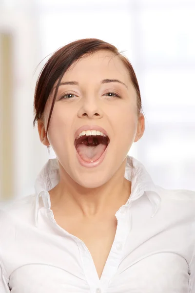 Jonge zakenvrouw schreeuwen — Stockfoto