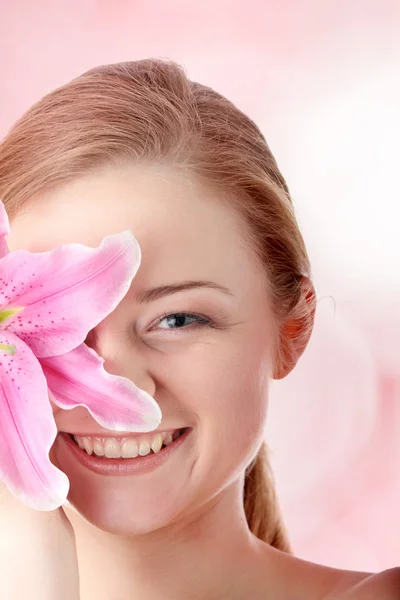 Vacker blond kvinna med lily blomma — Stockfoto