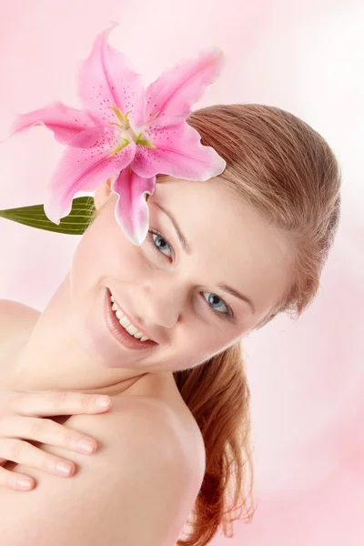 Mulher loira bonita com flor de lírio — Fotografia de Stock