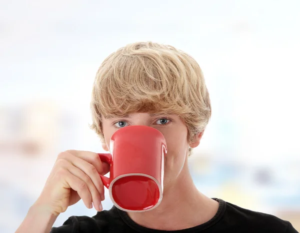 Άνθρωπος, πίνοντας έναν καφέ ή τσάι — Φωτογραφία Αρχείου