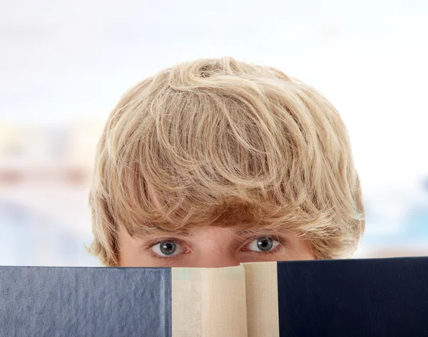 Mężczyzna nastolatek czytanie książki — Zdjęcie stockowe