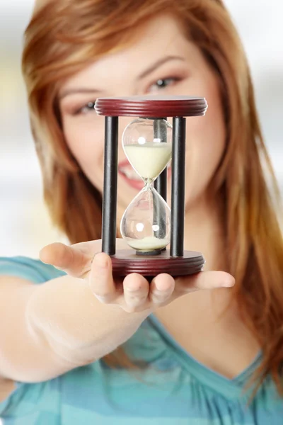 Tonåring kvinna anläggning timglas — Stockfoto