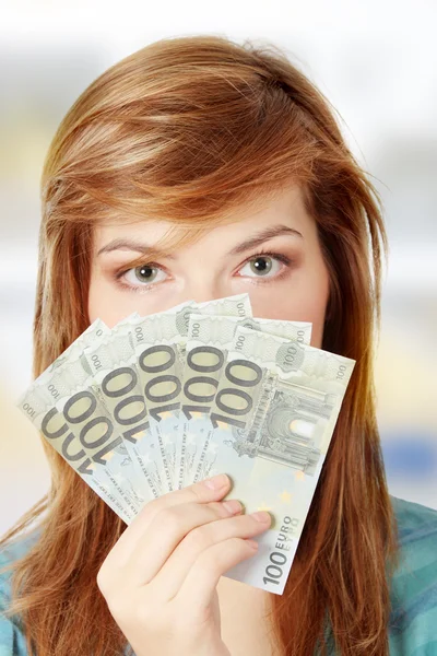 Tonåring kvinna med euron pengar — Stockfoto