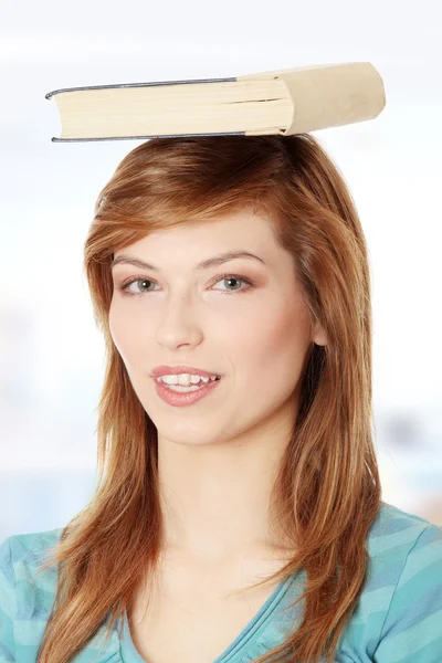 Estudiante con libro en la cabeza — Foto de Stock