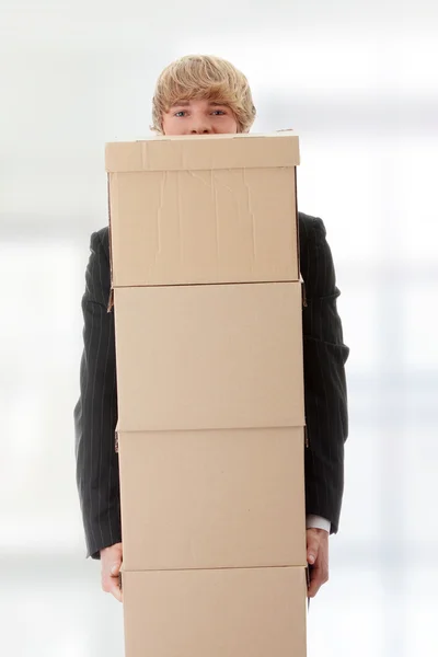 Homme d'affaires avec des boîtes empilées — Photo
