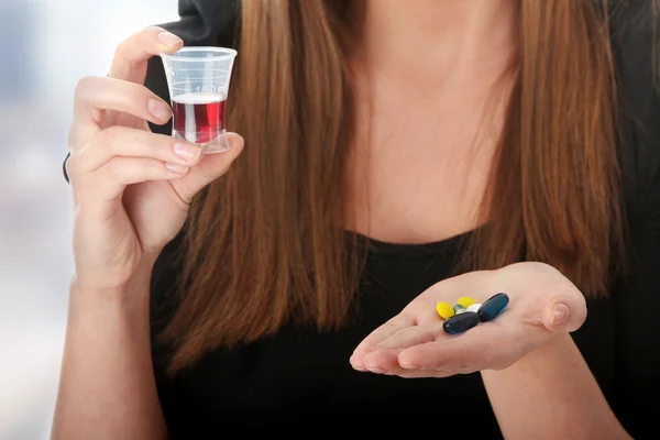 Fiatal nő vesz gyógyszerek — Stock Fotó
