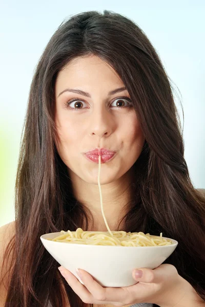 Äta spaghetti — Stockfoto