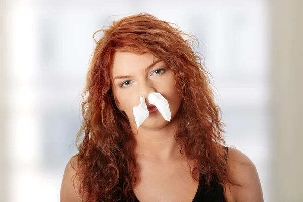 Mujer joven con alergia o resfriado —  Fotos de Stock