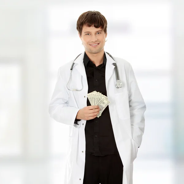 Um médico bonito com dinheiro. — Fotografia de Stock