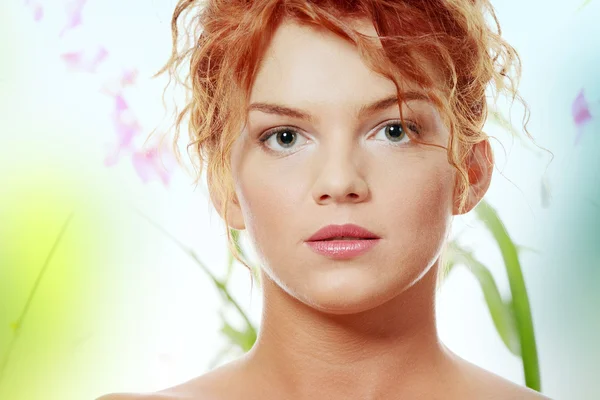 Fiatal vörös hajú nő — Stock Fotó