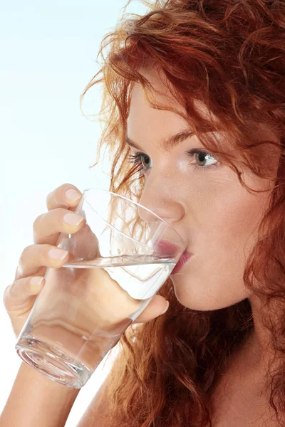 Mulher água potável de vidro — Fotografia de Stock