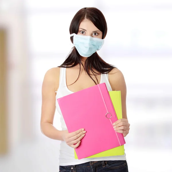 Studentské žena s maskou na tváři — Stock fotografie