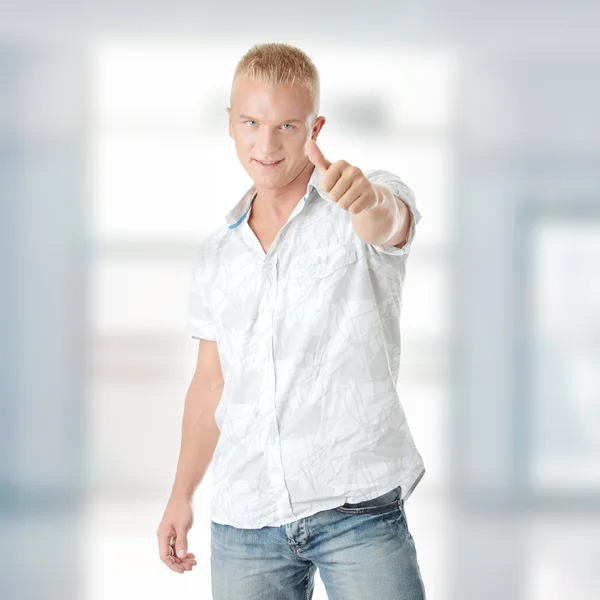 Przypadkowy mężczyzna portret robi kciuki znak — Zdjęcie stockowe