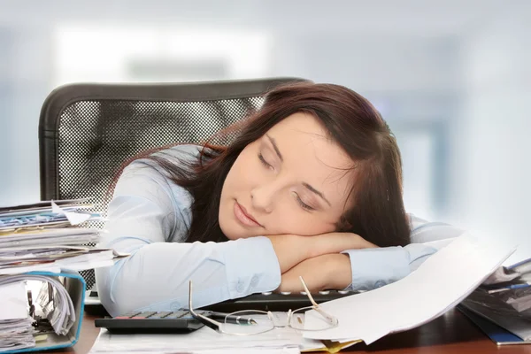 Wyczerpany, kobiece wypełniania formularzy podatkowych — Zdjęcie stockowe