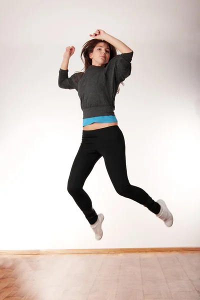 Modern tánc tánc fiatal stílusos nő — Stock Fotó