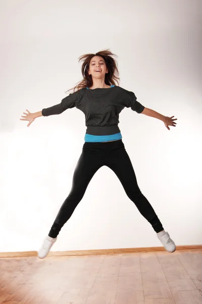Junge stilvolle Frau tanzt modernen Tanz — Stockfoto