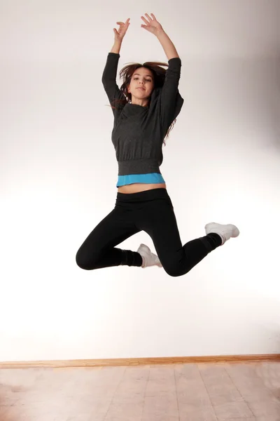 Modern tánc tánc fiatal stílusos nő — Stock Fotó