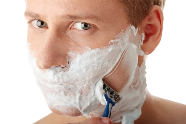 Mann rasiert sich — Stockfoto