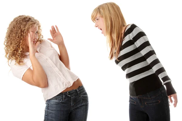 Дві дівчини-підлітки сперечаються — стокове фото