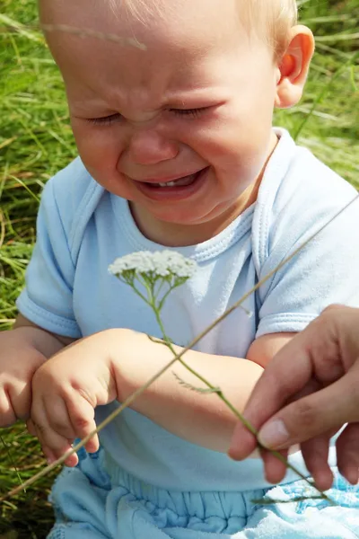 Junge weint im Freien — Stockfoto