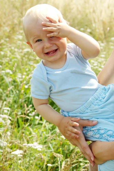 Adorable bebé al aire libre — Foto de Stock