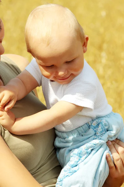 Small baby with mother outdoors — Stock Photo, Image