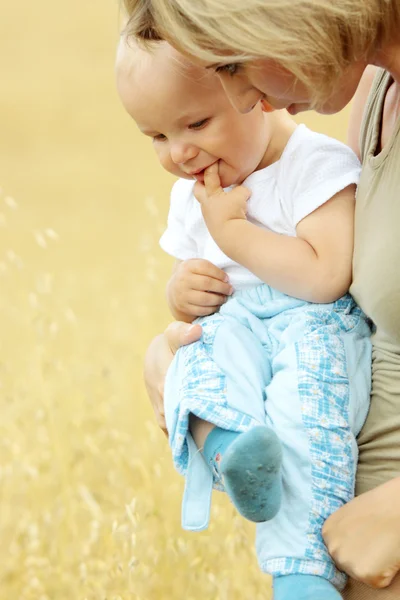 Bebê pequeno com mãe ao ar livre — Fotografia de Stock