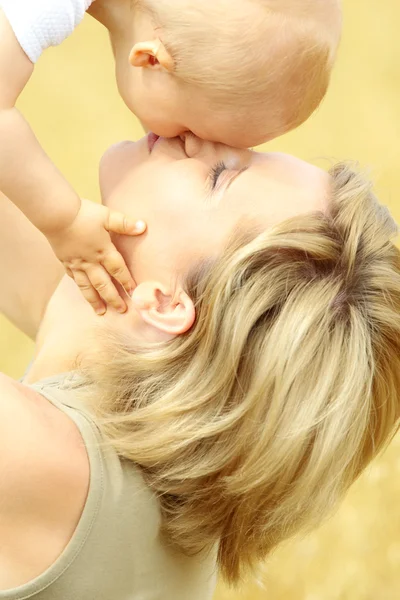 Bebê pequeno com mãe ao ar livre — Fotografia de Stock