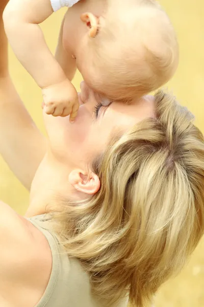 Küçük bebek ile anne açık havada — Stok fotoğraf