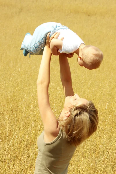 Kleine baby met moeder outdoors — Stockfoto