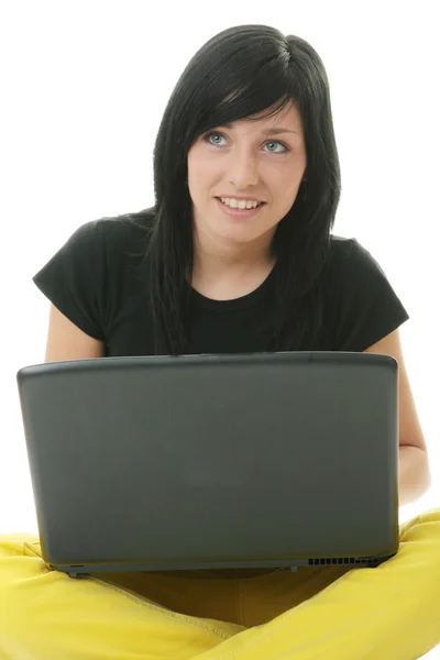 Meisje die op haar laptop werkt. — Stockfoto