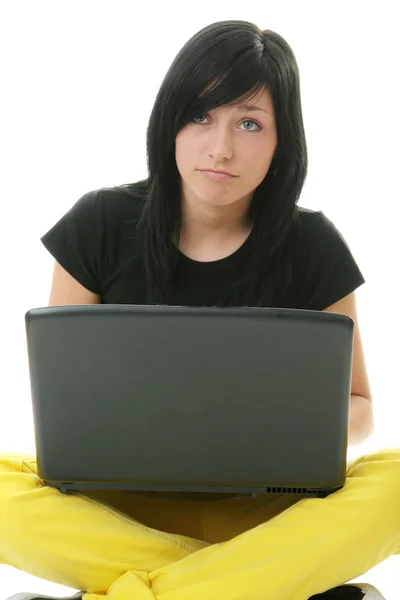 Dziewczyna pracuje na jej laptopie. — Zdjęcie stockowe