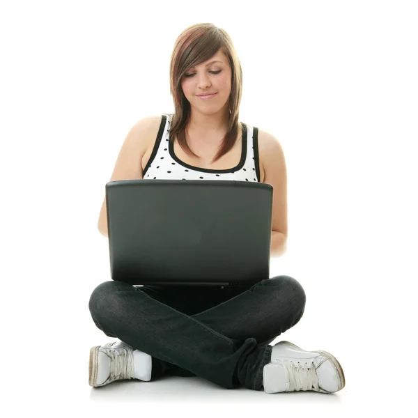 Meisje die op haar laptop werkt. — Stockfoto