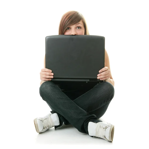 Девушка, работающая на ноутбуке . — стоковое фото