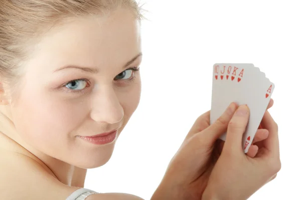 Junge blonde Frau beim Kartenspielen — Stockfoto