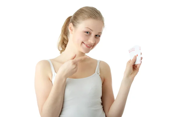 Giovane donna bionda giocare a carte — Foto Stock