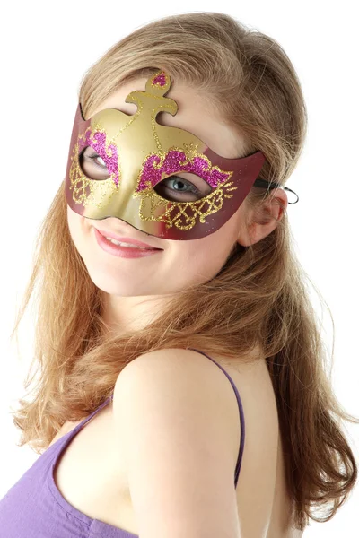 Mladá žena nosí karnevalovou masku — Stock fotografie